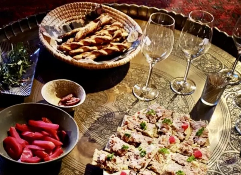 Apéritif servi sur un plateau en laiton : verres, légumes et tartines