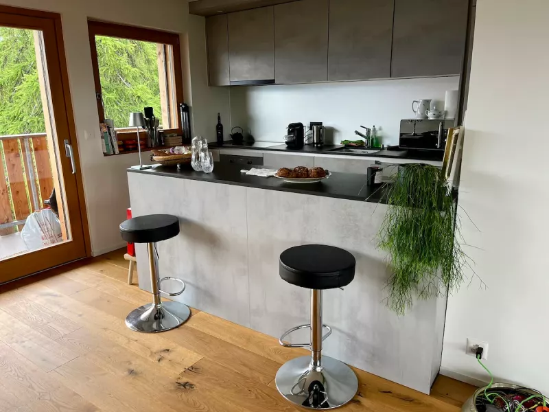 Cuisine ouverte avec bar et tabourets