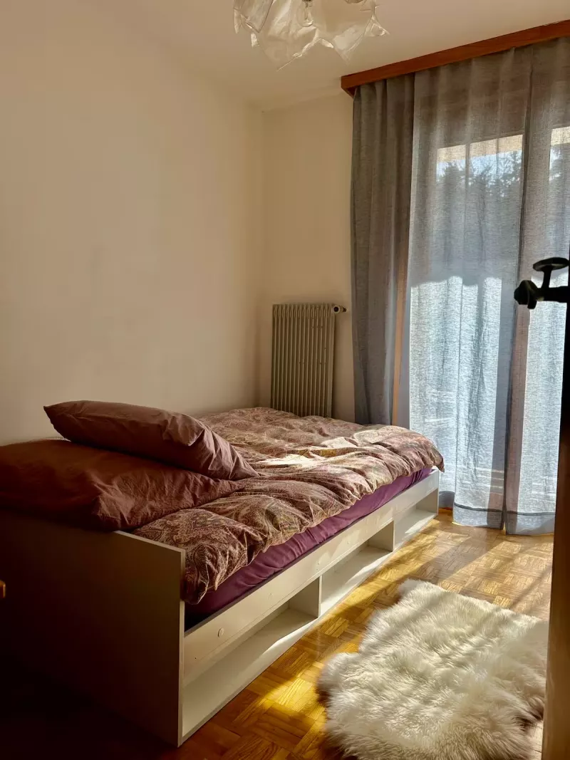 Chambre avec lit simple et porte-fenêtre