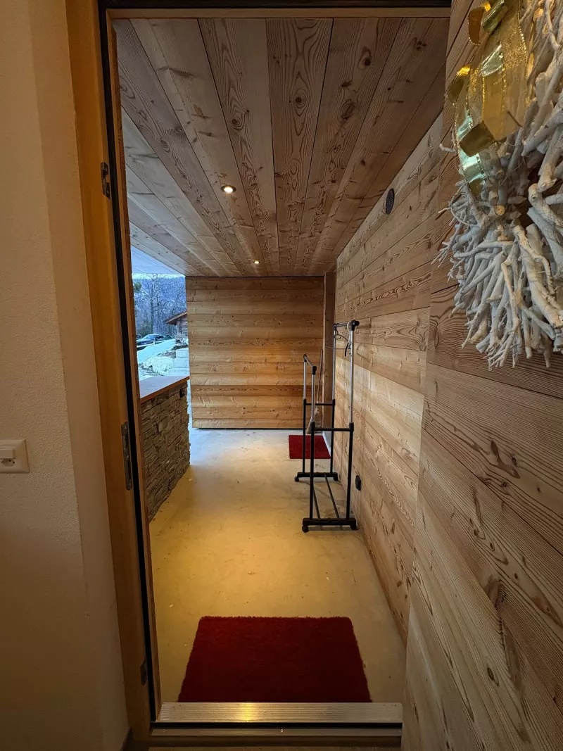 Entrée de l’appartement habillée de bois