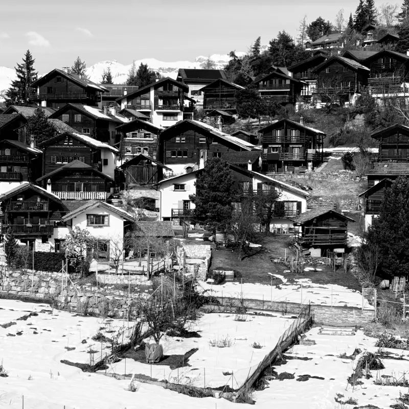 Chalets du vieux village de Vercorin sous la neige, en noir et blanc