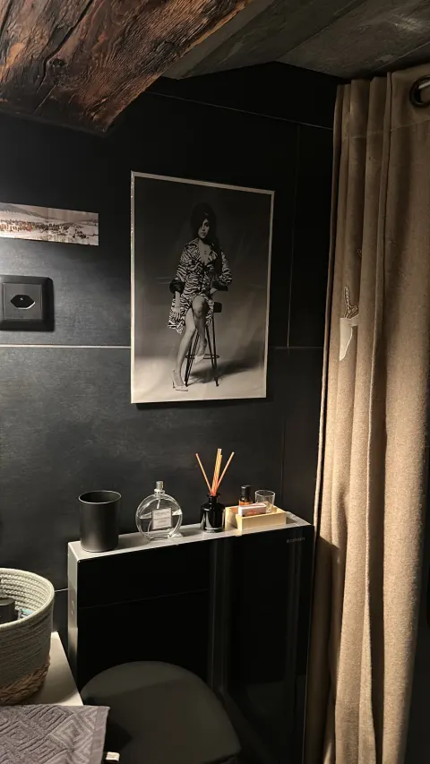 Coin lecture avec mur sombre, tableau et rideau en lin