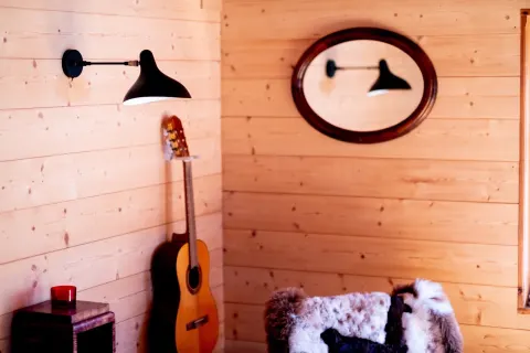 Coin musique avec guitare, miroir ovale et lambris clair