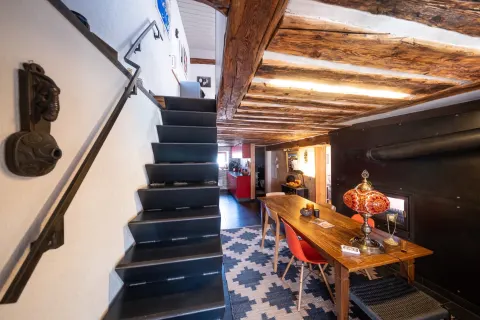 Escalier noir et coin bureau dans un chalet rénové