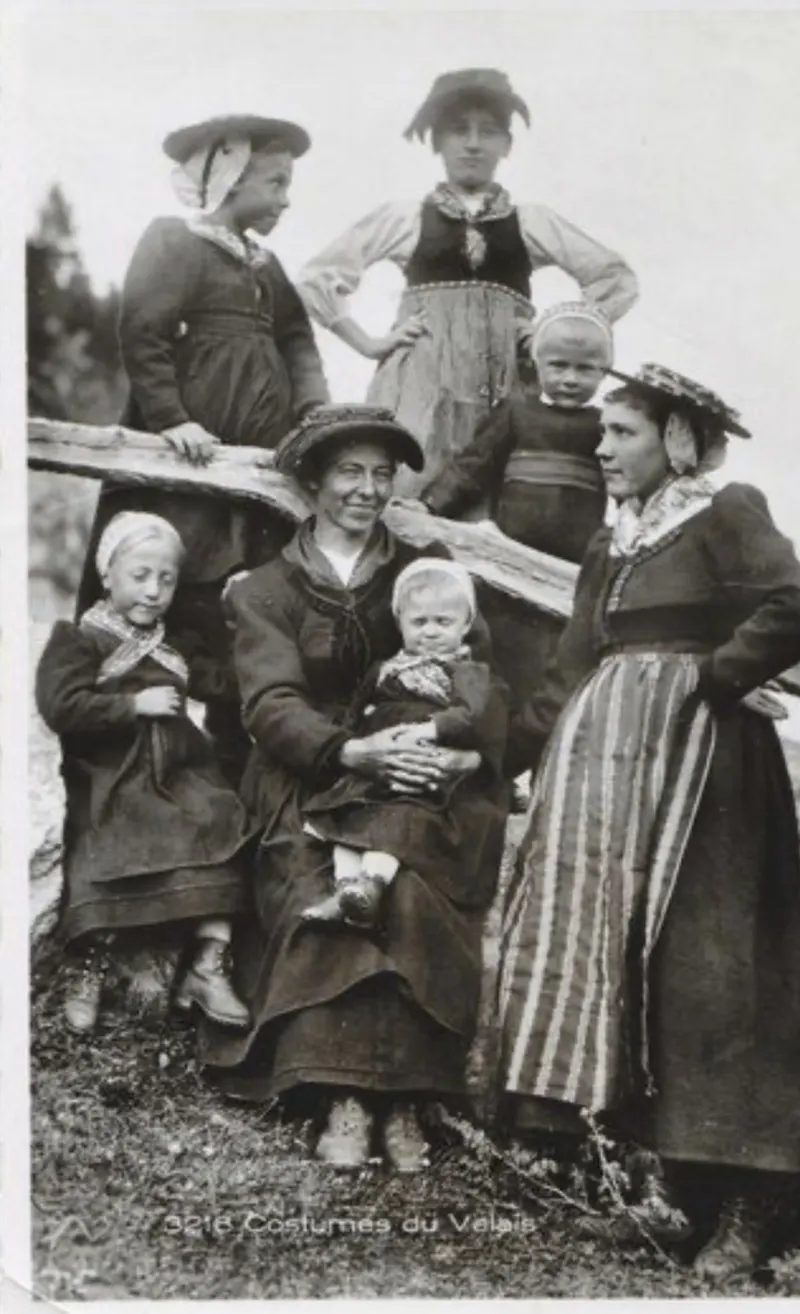 Photographie ancienne d'une famille valaisanne en costume traditionnel