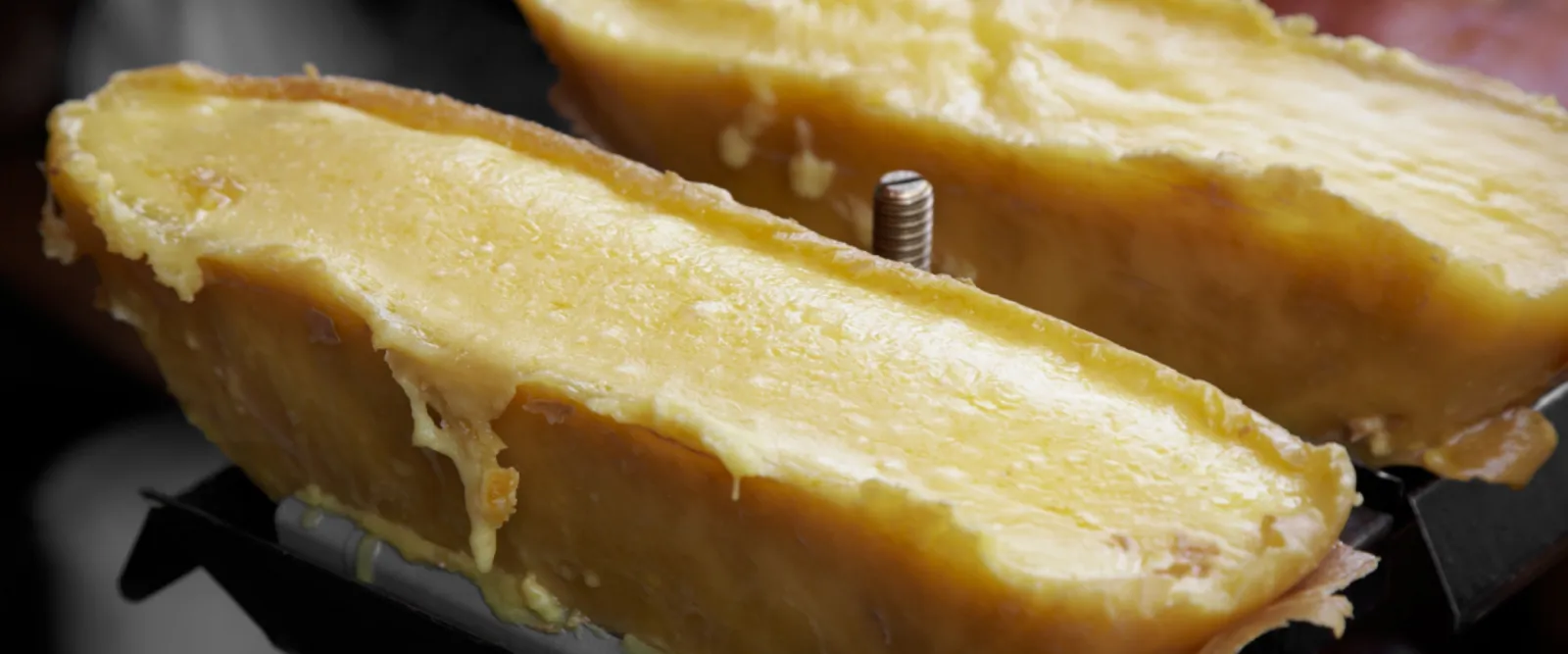 Raclette : fromage fondu raclé, spécialité du Valais