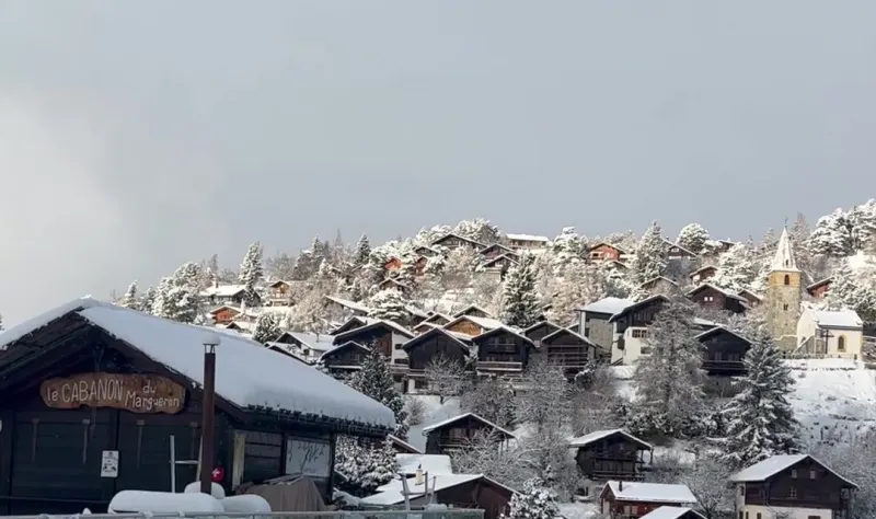 Vercorin sous la neige : chalets du vieux village et clocher de l'église